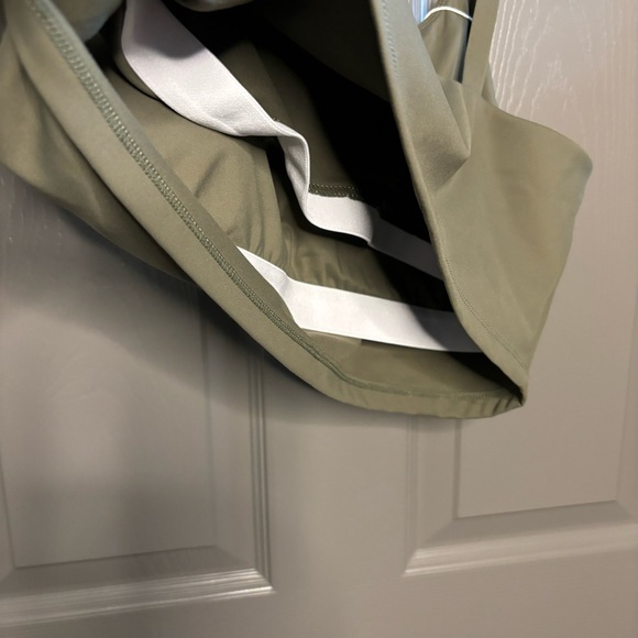 🎄🎁Halara 1X New Padded Cropped Yoga Cami / Bra Olive Green - Picture 4 of 11